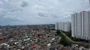 Una zona urbana densamente poblada con edificios residenciales de baja altura y complejos de apartamentos de gran altura.