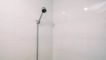Appartement | Badkamer | Een douche, handdoeken, zeep, shampoo