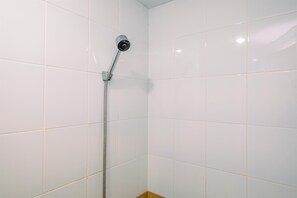 Apartment | Bilik Mandi | Pancuran mandi, tuala disediakan, sabun, syampu 