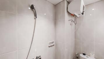 Appartement | Badkamer | Een douche, handdoeken