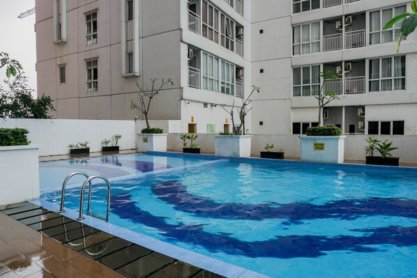 Outdoor pool - Simply And Homey Studio At Taman Melati Margonda Apartment (Depok)
