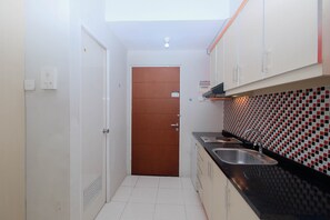 Studio | Private kitchen | Fridge, stovetop, rice cooker - Simply And Homey Studio At Taman Melati Margonda Apartment (Depok)