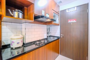 Estudio | Cocina privada | Frigorífico, placa de cocina y arrocera