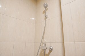 Studio | Badezimmer | Dusche, Handtücher, Seife, Shampoo