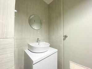 Studio | Bad | Separat badekar og dusj, håndklær, såpe og sjampo