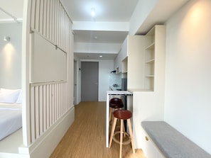 Studio | Dapur peribadi | Peti sejuk, dapur, periuk nasi, meja makan 