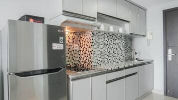 Estúdio | Cozinha privada | Geladeira, cooktop, panela elétrica de arroz, mesas de jantar