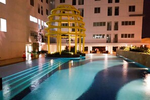 Outdoor pool - Comfortble 2Br At Bassura City Apartment (Jakarta)