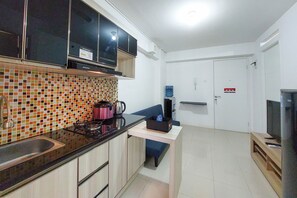 Private kitchen - Comfortble 2Br At Bassura City Apartment (Jakarta)