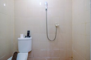 Studio | Badezimmer | Dusche, Handtücher, Seife, Shampoo