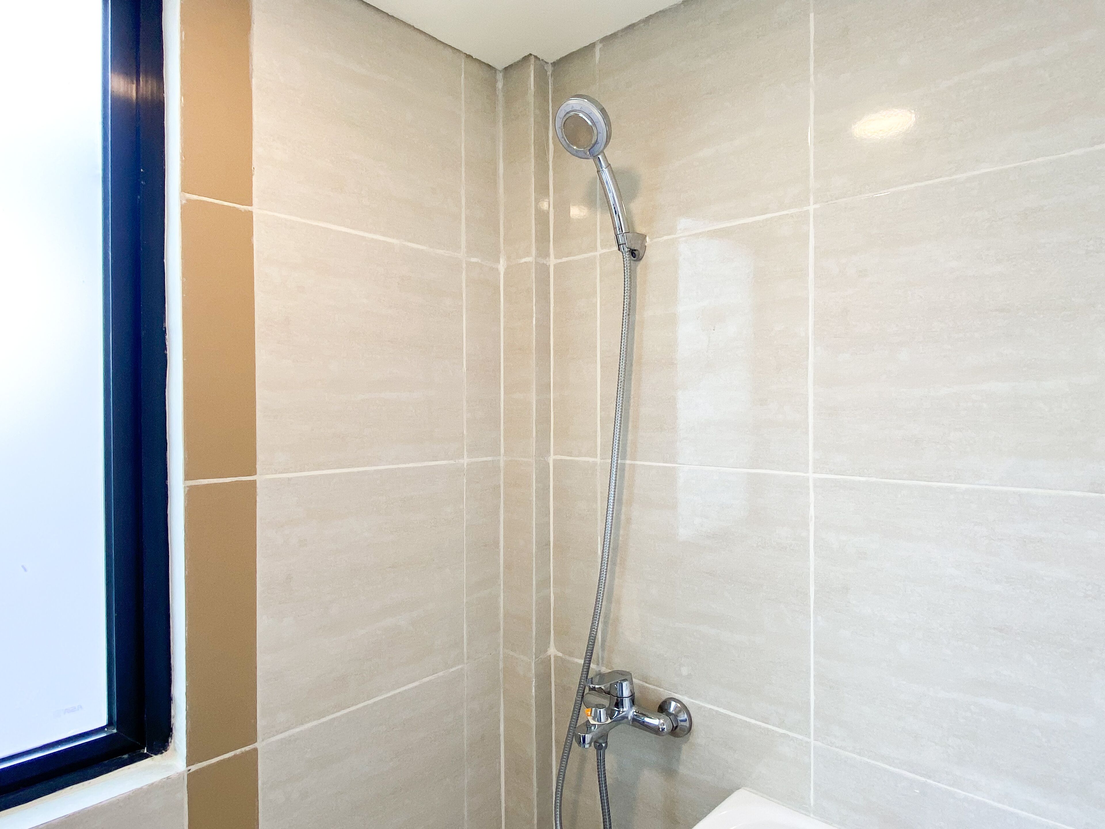 Studio | Bathroom | Shower, towels, soap, shampoo