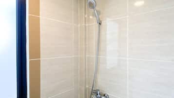 Studio | Bathroom | Shower, towels, soap, shampoo