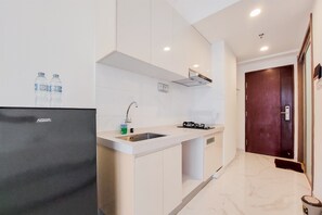 Private kitchen - Good Deal And Comfortable Studio At Sky House Bsd Apartment (Pagedangan)