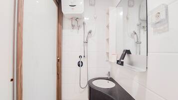 Studio | Bathroom | Shower, towels, soap, shampoo