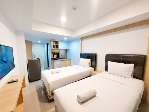 Homey And Comfortable Studio At De Prima Apartment