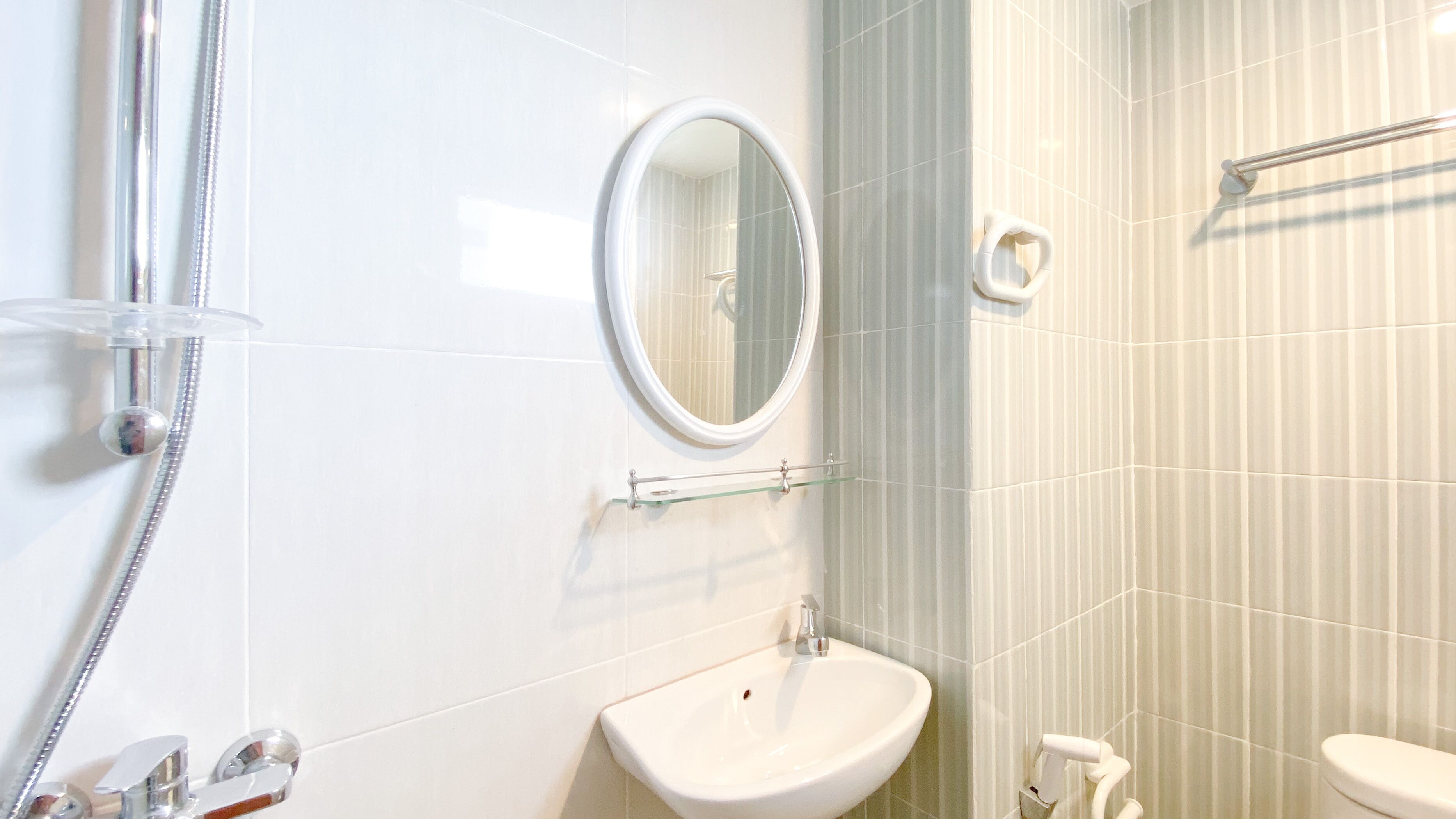 Studio | Bathroom | Shower, towels, soap, shampoo