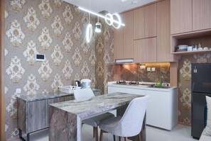 Frigorífico, placa de cocina, arrocera y mesa de comedor