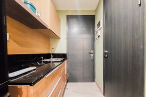 Studio | Private kitchen | Fridge, stovetop, rice cooker - Good Deal And Homey Studio Collins Boulevard Apartment (Tangerang)
