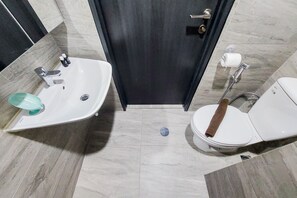 Studio | Bathroom - Good Deal And Homey Studio Collins Boulevard Apartment (Tangerang)