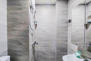 Bathroom - Good Deal And Homey Studio Collins Boulevard Apartment (Tangerang)