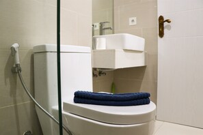 Studio | Badezimmer | Dusche, Handtücher, Seife, Shampoo