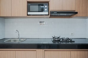 Private kitchen - Comfort And Cozy Studio At Casa De Parco Apartment (Pagedangan)