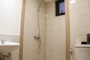 Apartment | Badezimmer | Dusche, Handtücher, Seife, Shampoo