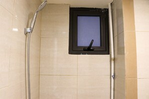 Apartment | Bathroom | Shower, towels, soap, shampoo