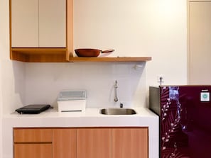 Appartement | Privékeuken | Een koelkast, een kookplaat, een rijstkoker