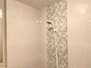 Departamento | Baño | Regadera, toallas, jabón, shampoo 