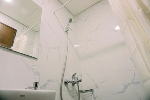 Studio | Bathroom - Nice And Modern Studio At 38Th Floor Pacific Garden Apartment (Tangerang)