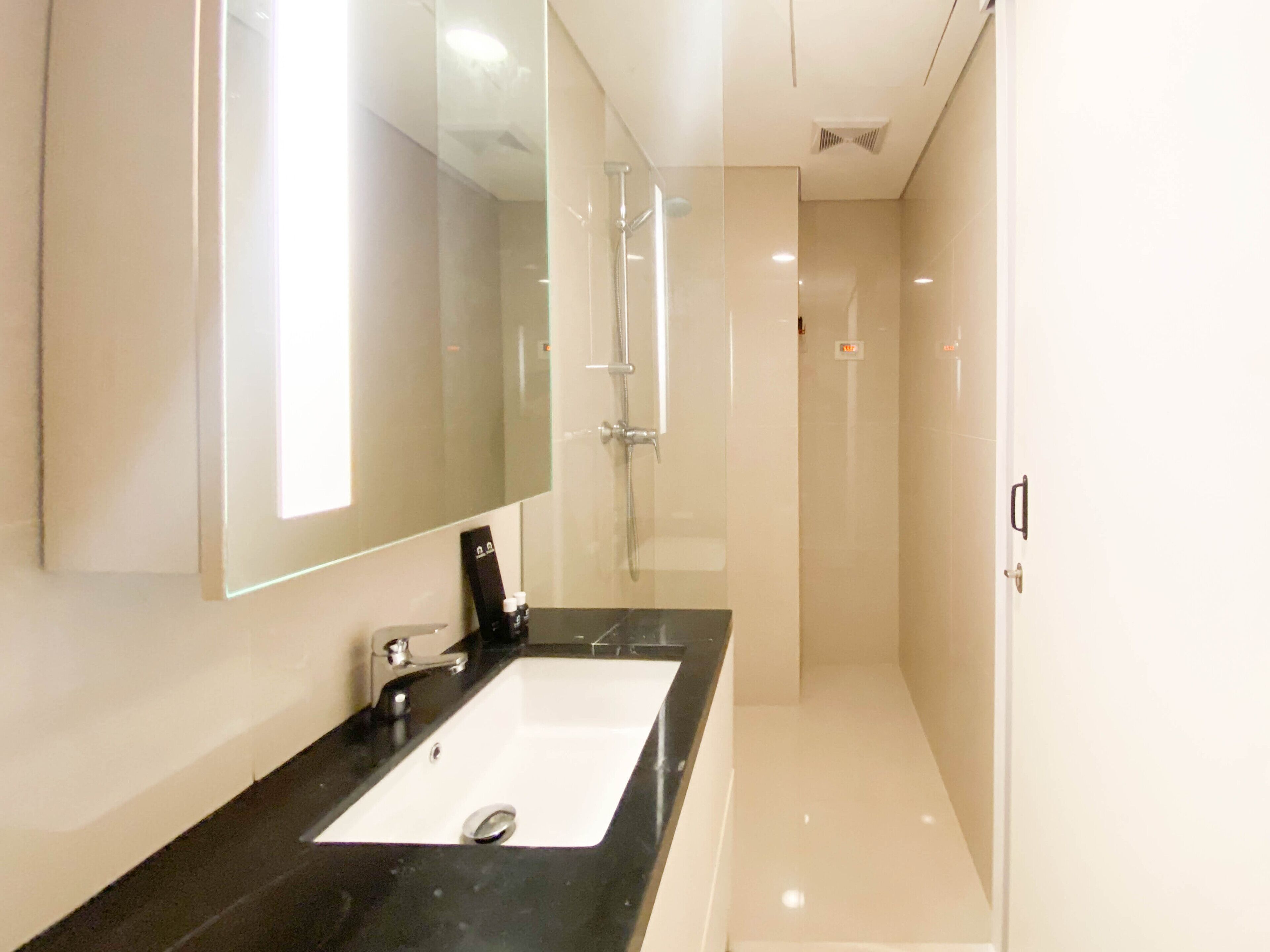 Estudio | Baño | Ducha, toallas, jabón y champú