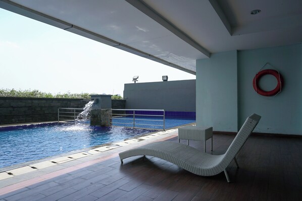 Outdoor pool - Nice And Warm Studio At Belmont Residence Puri Apartment (Jakarta)