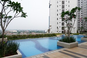 Outdoor pool - Good Deal And Comfy Studio At Bassura City Apartment (Jakarta)