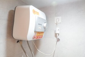 Studio | Salle de bain | Douche, serviettes fournies, savon, shampooing