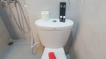 Studio | Badkamer | Een douche, handdoeken, zeep, shampoo