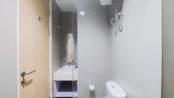 Studio | Bathroom | Shower, towels, soap, shampoo