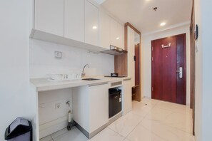 Private kitchen - Minimalist And High Floor Studio At Sky House Alam Sutera Apartment (Tangerang)