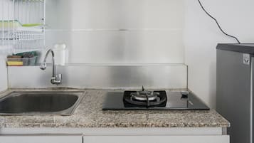 Estudio | Cocina privada | Refrigerador, parrilla de estufa y arrocera