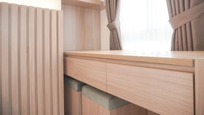 Une pièce moderne et minimaliste, dotée d’un bureau en bois, d’un banc rembourré et d’une fenêtre avec des rideaux.