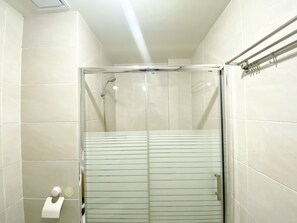 Apartment | Badezimmer | Dusche, Handtücher, Seife, Shampoo