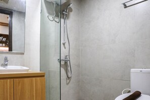 Studio | Bathroom | Shower, towels, soap, shampoo - Cozy And Nice Studio Room Pollux Chadstone Apartment (Cikarang)
