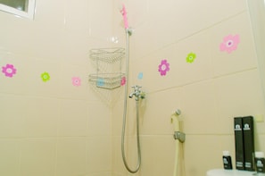 Apartment | Bathroom | Shower, towels, soap, shampoo