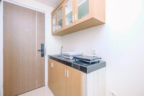 Studio | Private kitchen | Fridge, stovetop, rice cooker - Gorgeous Studio Loft Apple 1 Condovilla Apartment (Jakarta)