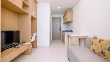 Un apartamento moderno con sala de estar, cocina y comedor.