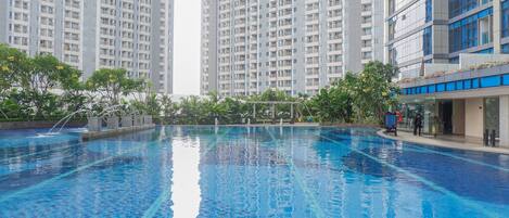 Una piscina al aire libre