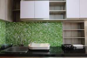 Private kitchen - Modern Designed And Strategic Studio Room At Beverly Dago Apartment (Bandung)