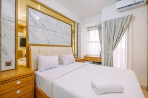 Desk - Cozy And Homey Studio Room Transpark Cibubur Apartment (Depok)