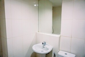 Studio | Salle de bain | Douche, serviettes fournies, savon, shampoing