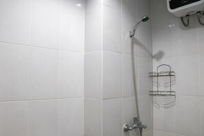 Appartement | Salle de bain | Douche, serviettes fournies, savon, shampoing